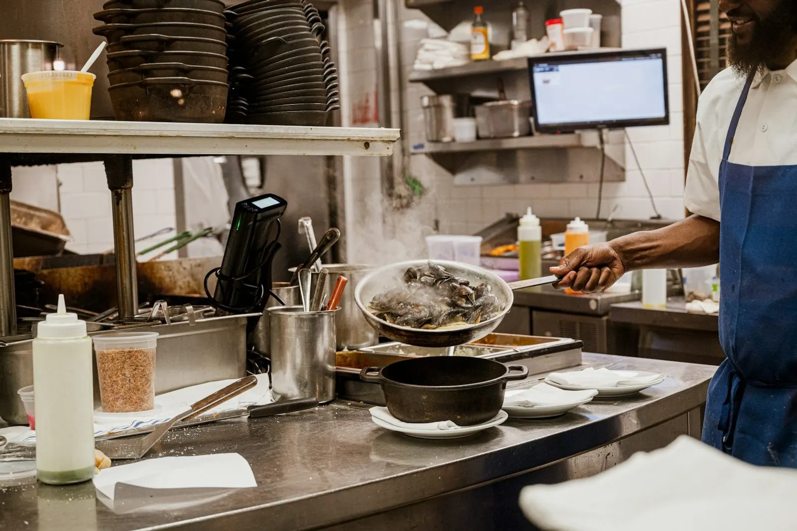 Equipo de cocina trabajando en el servicio