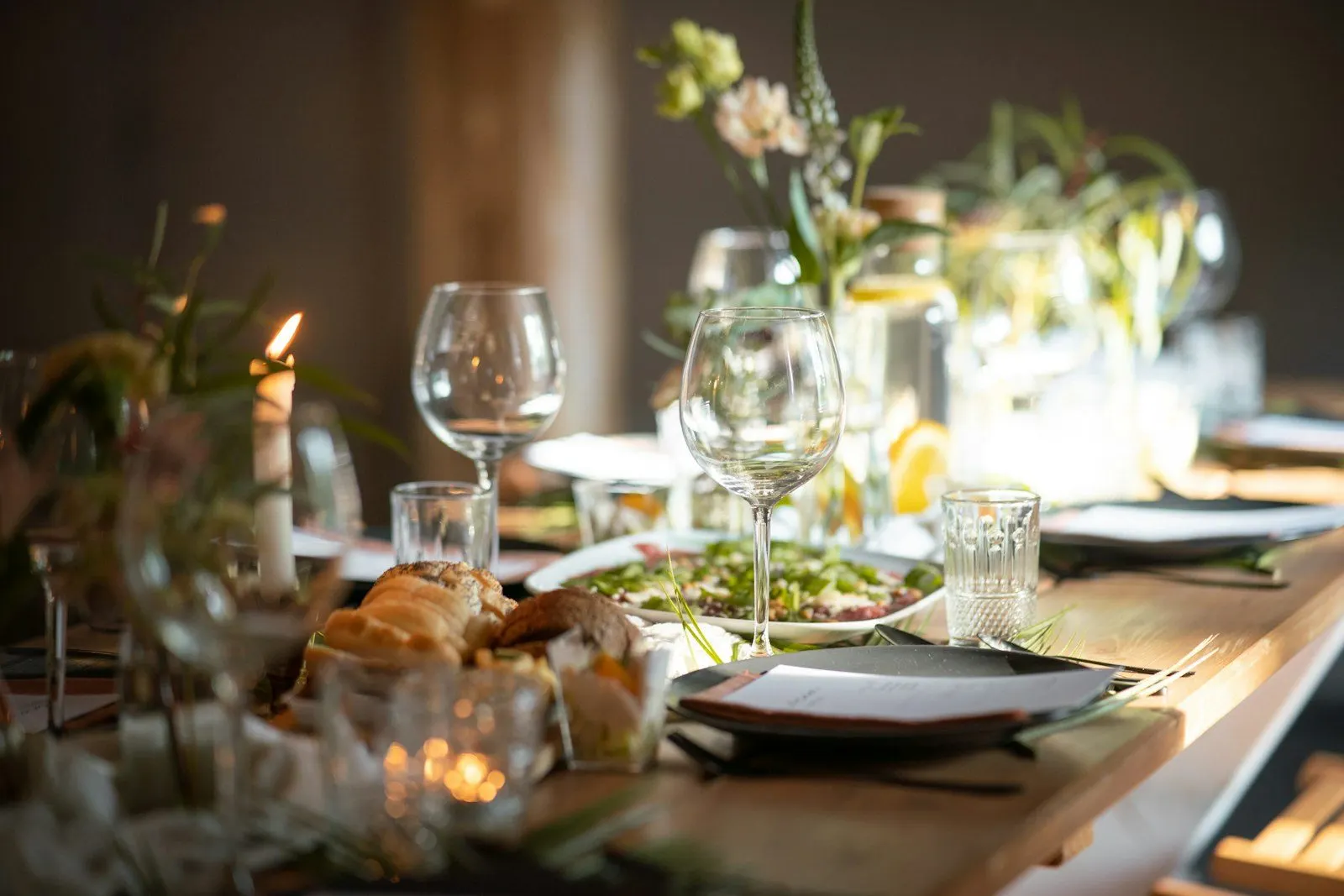 Mesa de banquete servida y decorada