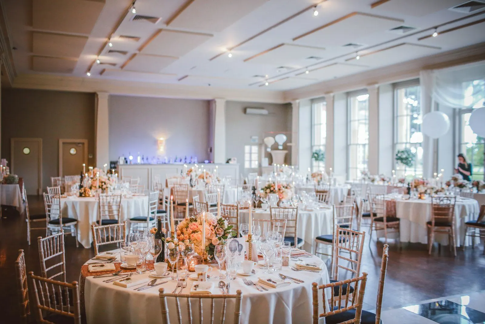 Salón con mesas montadas para un evento