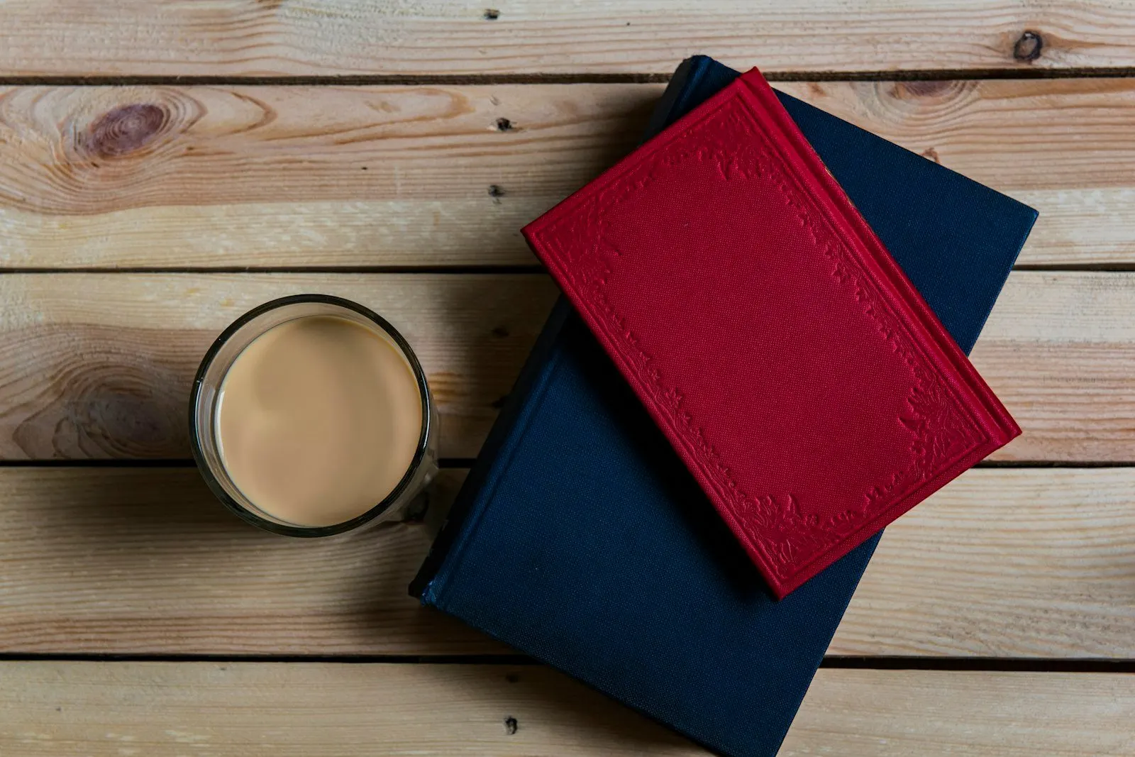Taza de café junto a cuadernos de trabajo