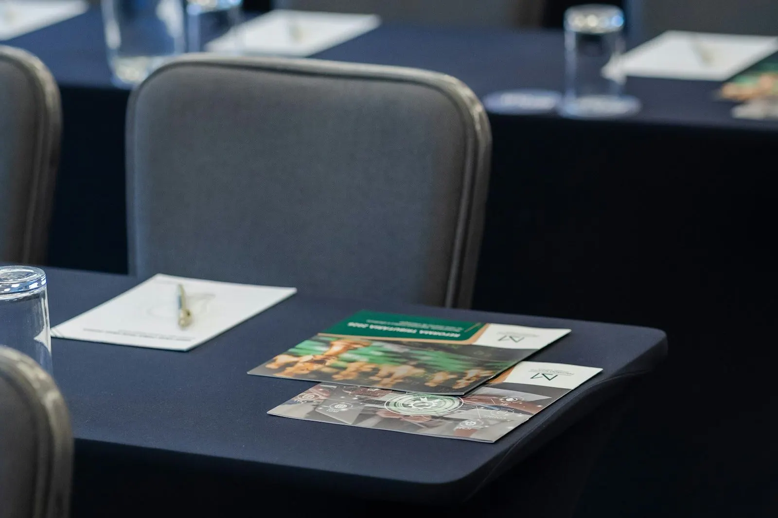 Mesa montada con material para un congreso